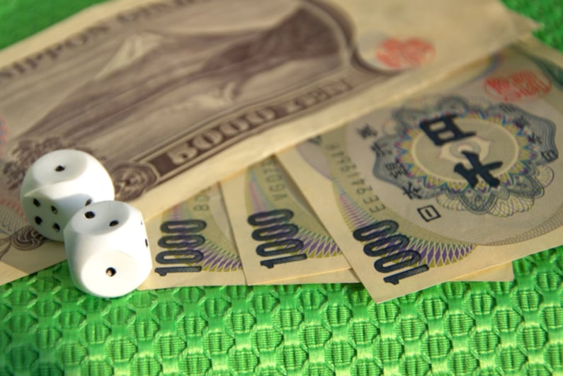 Japanese currency with dice