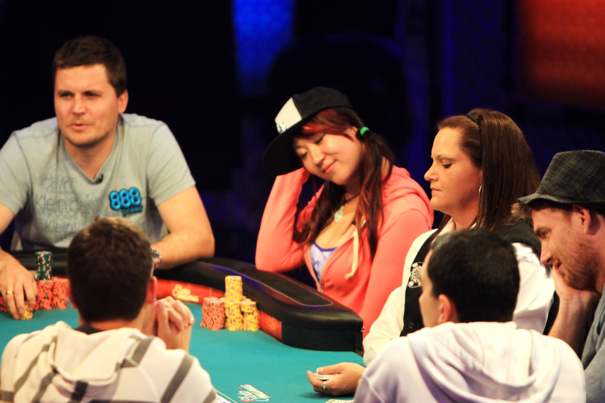 Poker pro Susie Zhao di meja poker dengan pemain lain