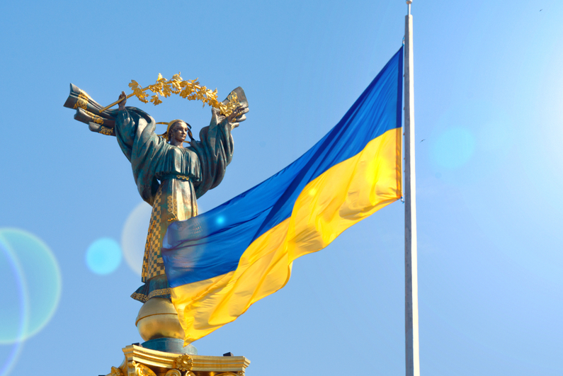 Ukrainian flag in front of Monument of Independence