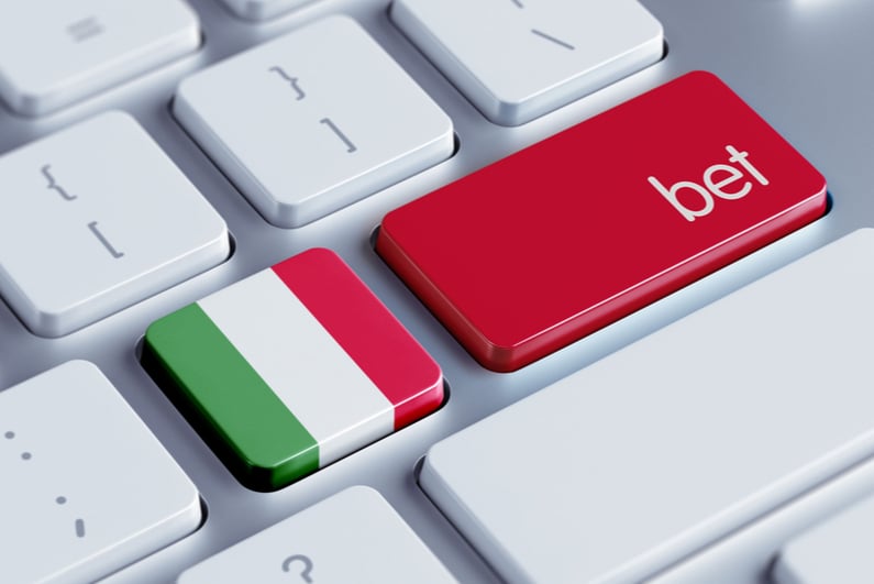 Keyboard with a key colored like the Italian flag and a key that says "bet"