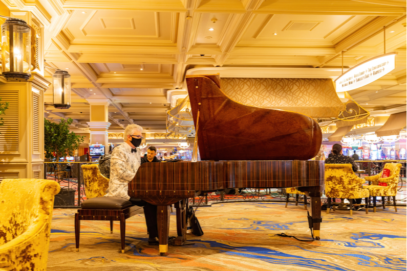 Piano player wearing a mask at the Bellagio