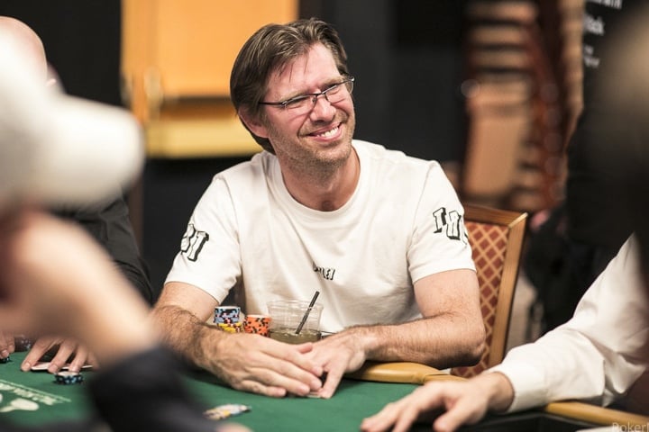 Pemain pro poker Layne Flack di meja turnamen poker