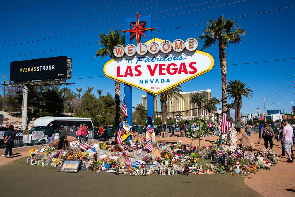 Bienvenue au signe de Las Vegas avec des fleurs
