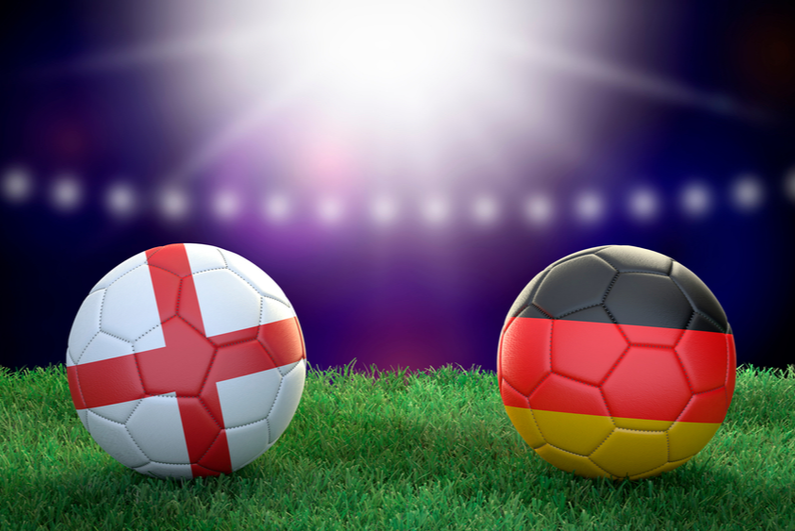 Ang mga bola ng soccer ay pininturahan tulad ng mga bandila ng England at Germany