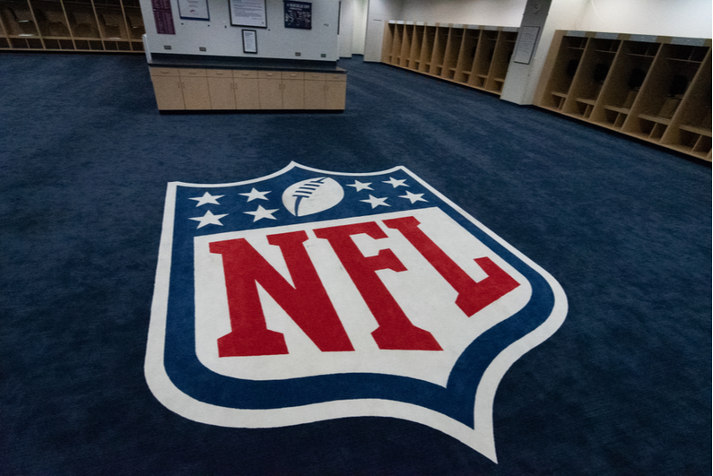 Yerde NFL logolu soyunma odası