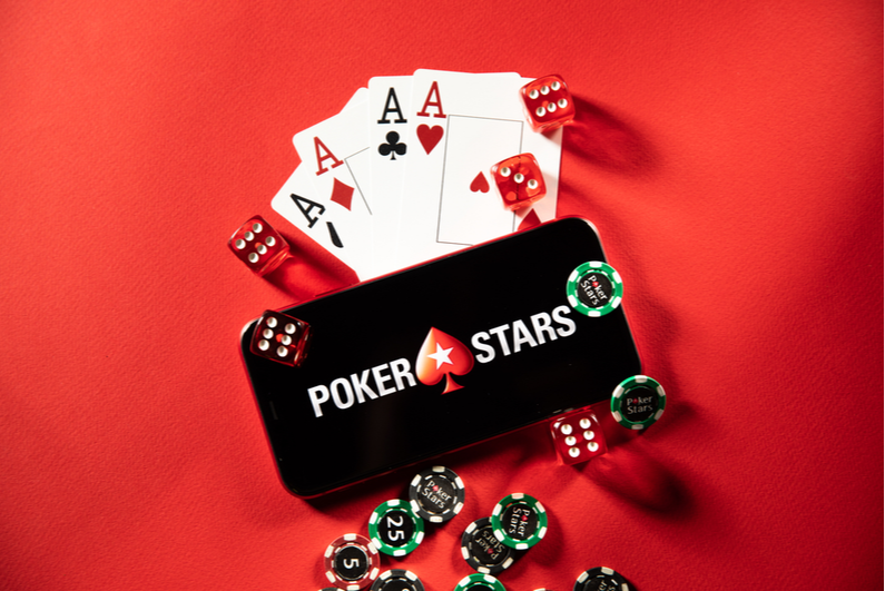 Kartlar ve zarlar ile Pokerstars logosu