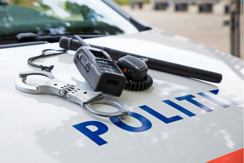 Hollanda polis arabasının üstüne polis teçhizatı