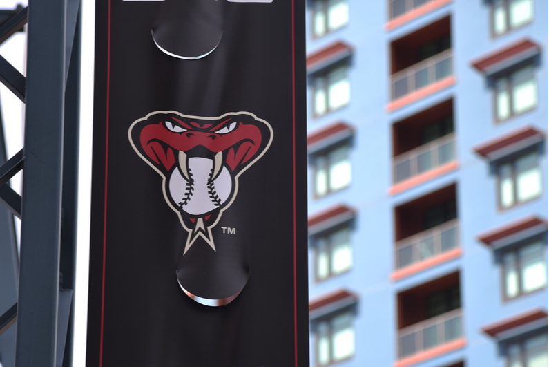 Arizona Diamondbacks stadyumun dışındaki bir pankartta alternatif logo