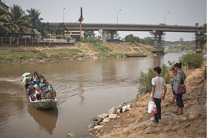 Myanmar ve Tayland arasındaki Moei nehrini geçen insanlar