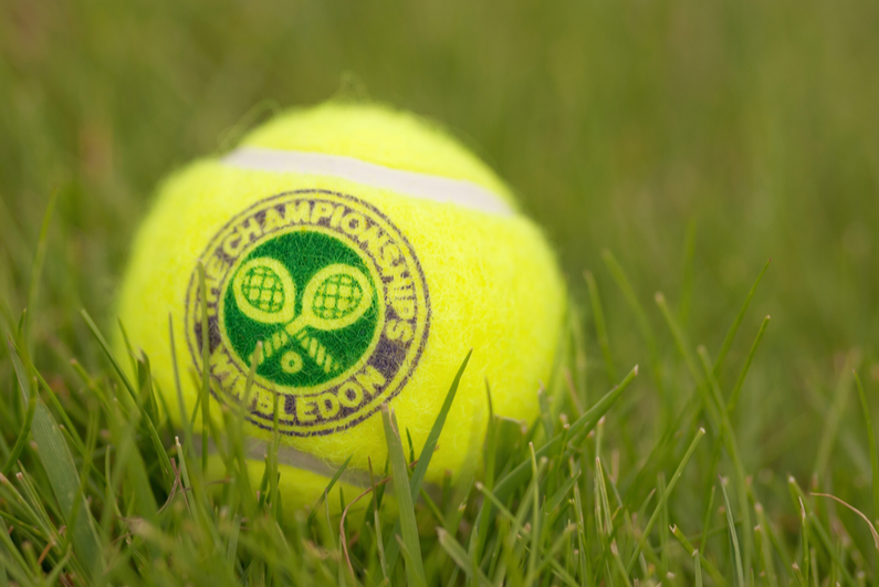 Logo ng Wimbledon sa bola ng tennis