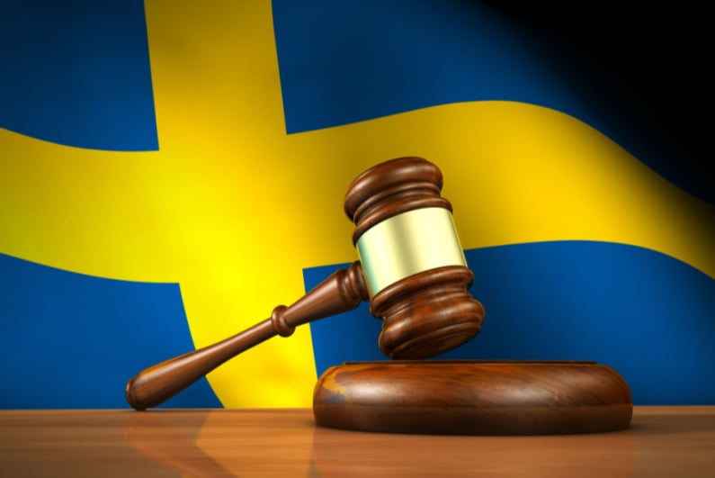 Palu dan bendera Swedia