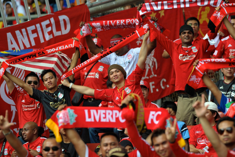 Fans maén bal Liverpool