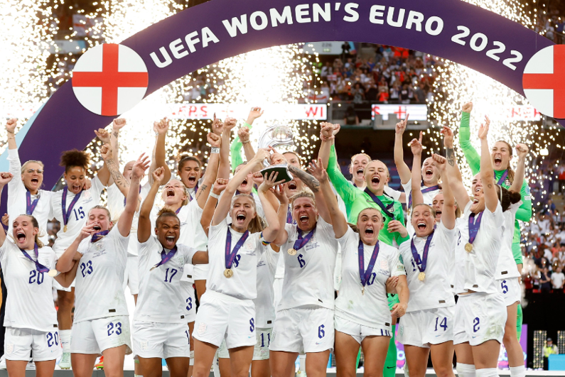 England women lifting EUROs trophy