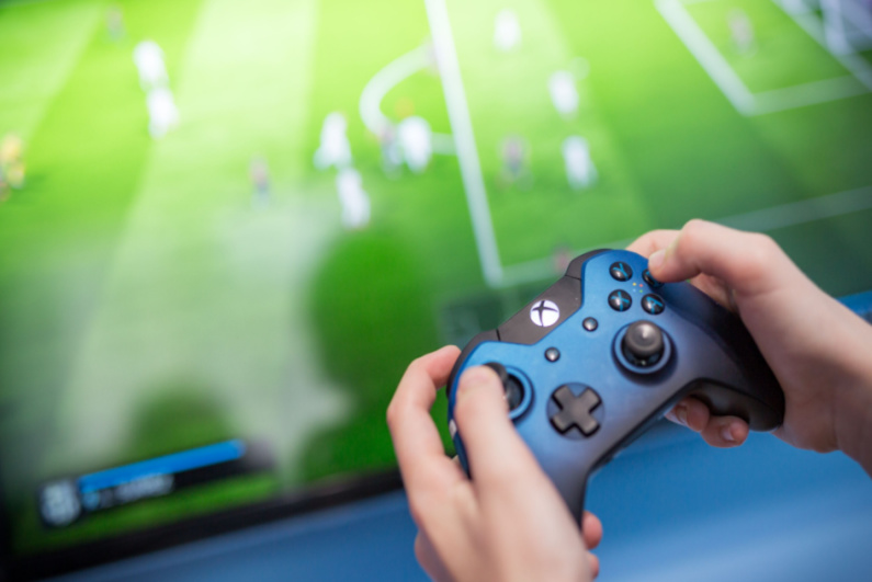 Pengontrol Xbox memainkan FIFA