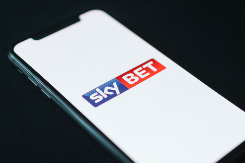 Akıllı telefonda Sky Bet logosu