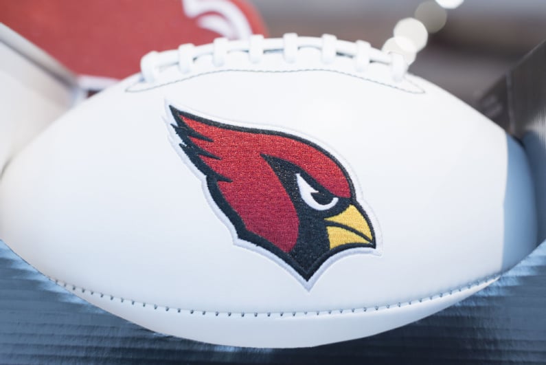 Logo Arizona Cardinals di atas bola putih