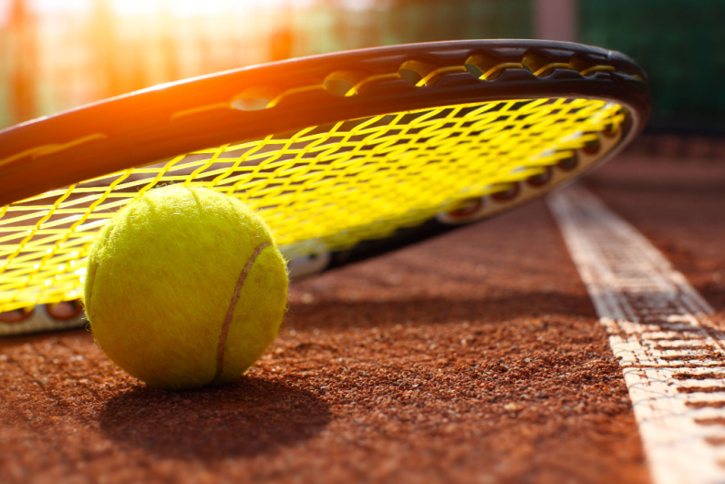 Pelota de tenis y raqueta