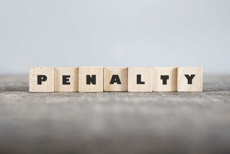 나무 블록에 "PENALTY" 철자