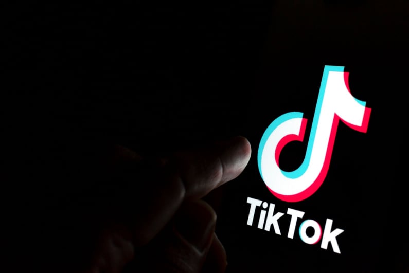 검은 배경에 TikToko 로고