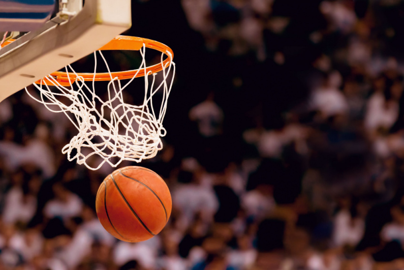 Bola basket melewati ring
