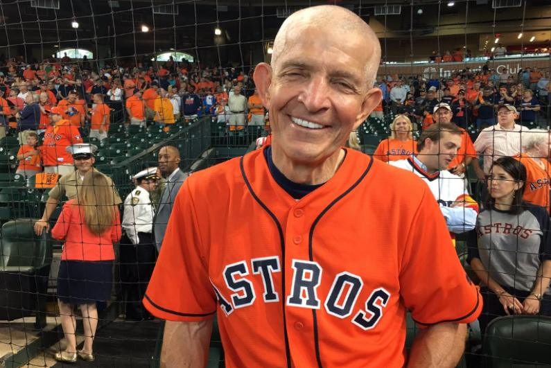 Mattress Mack mengenakan jersey Astros
