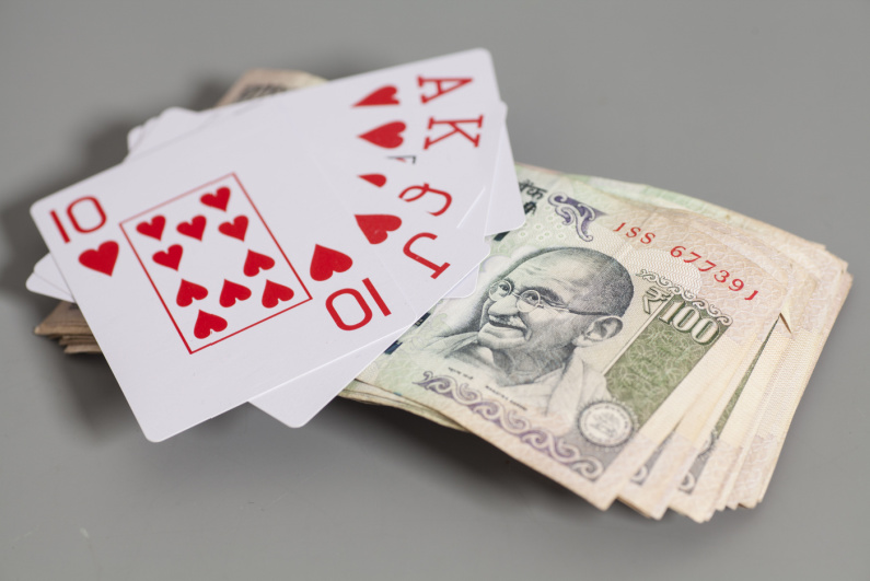 인도 돈 위에 카드 놀이