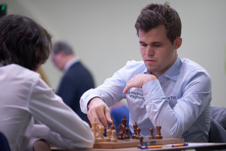 Magnus Carlsen satranç oynuyor