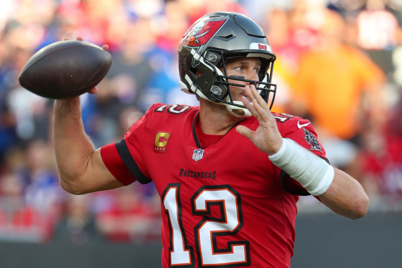 Tom Brady melempar