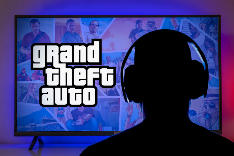 Grand Theft Auto 로고가 표시된 TV 앞에 있는 게이머의 실루엣