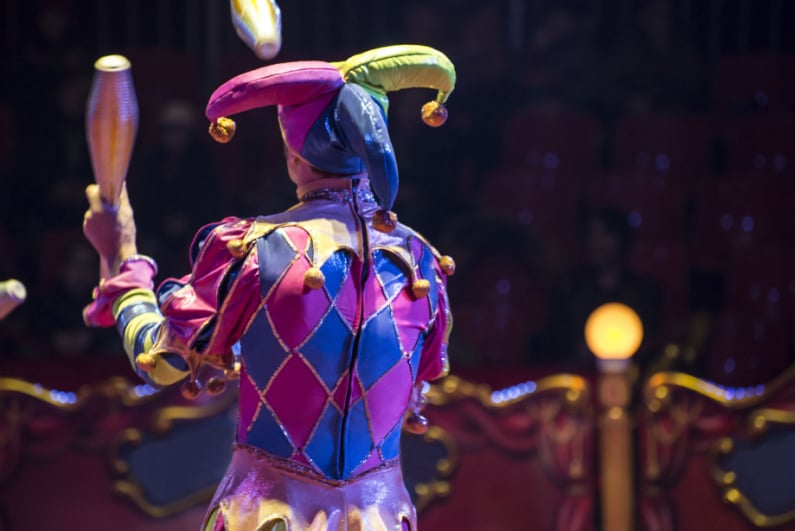 Clow juggling at the circus