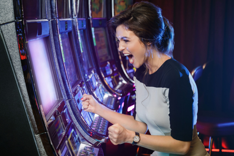 Wanita bahagia menang di mesin slot
