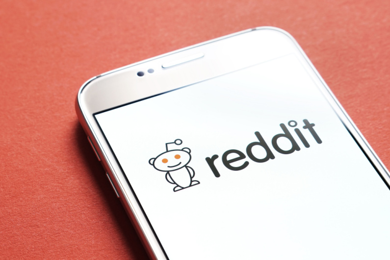 Reddit logo on the phone