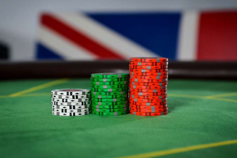 Chip kasino dengan bendera Inggris