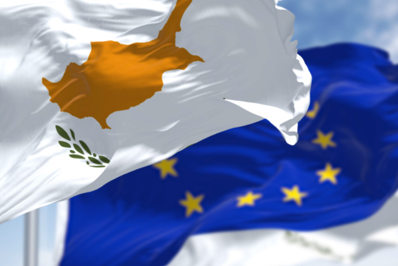 Bendera Siprus dan Uni Eropa