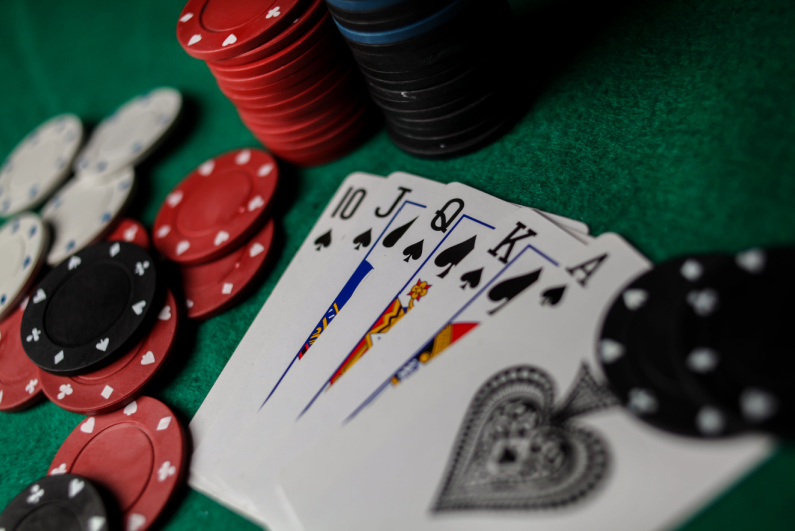 Gambler Wins $2.7m Jackpot in Las Vegas on a Single Casino Poker Hand 1 Spade royal flush 2