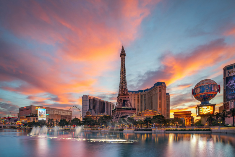 Paris Las Vegas saat matahari terbenam