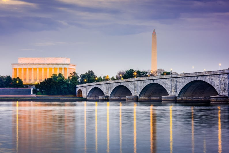 Sungai Potomac dengan Monumen Washington dan Lincoln Memorial di latar belakang