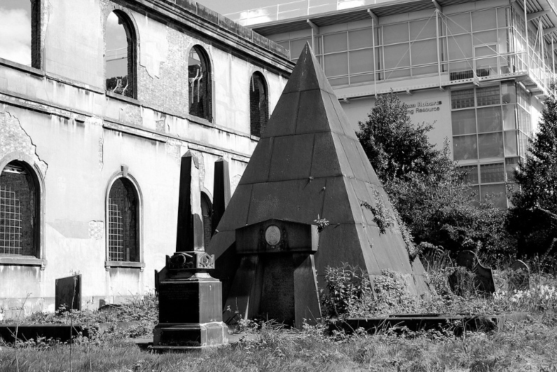 Pyramid grave of William Mackenzie