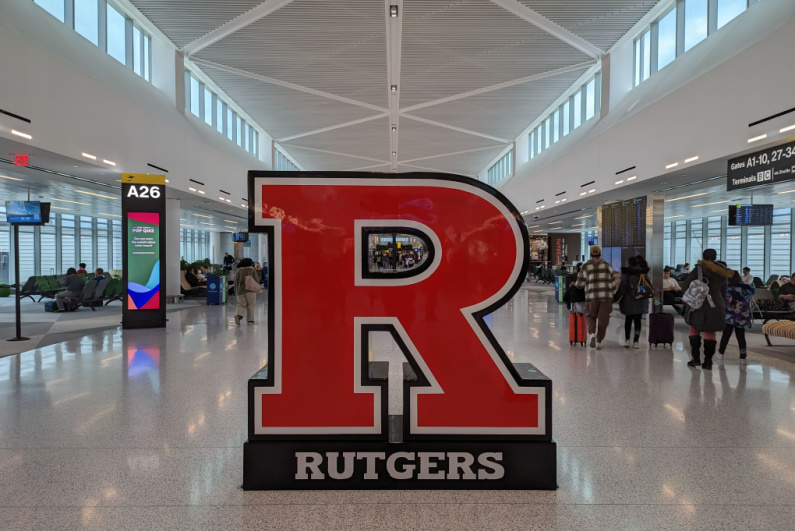 Newark havaalanında Rutgers imzası