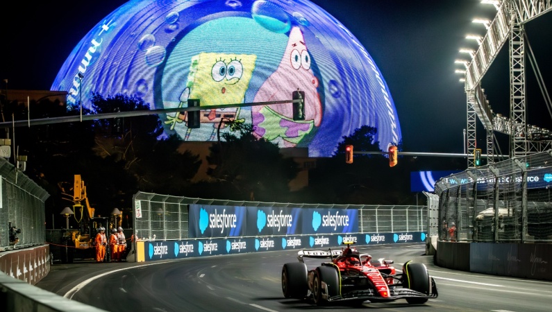 Arka planda Küre ile Las Vegas Grand Prix'si