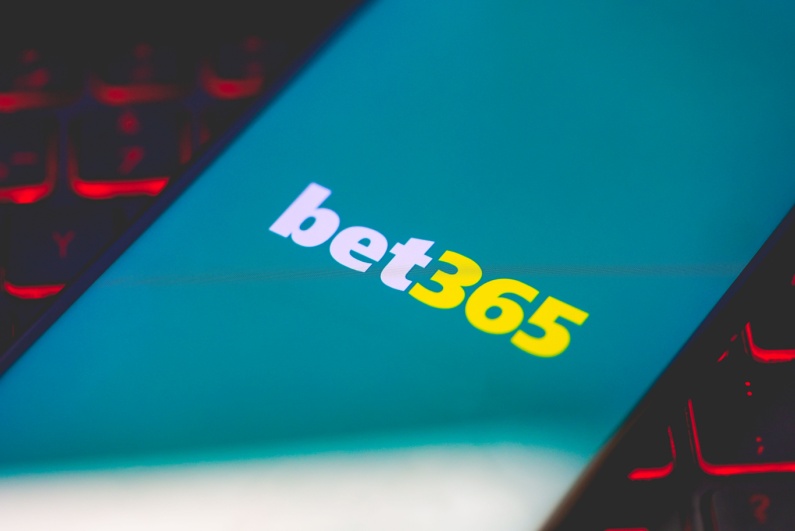 bet365 logo on the phone