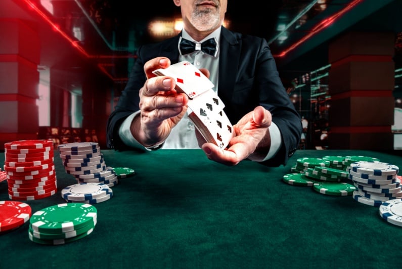 Casino satıcısı kartları karıştırıyor