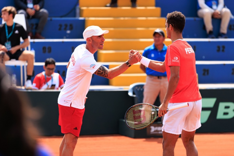 Luis Horna congratulating a player