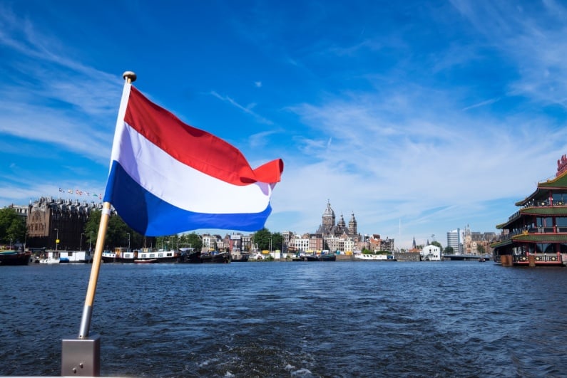 Bir teknede Hollanda bayrağı