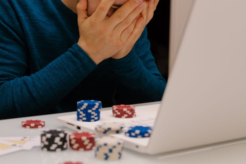 Man upset gambling online