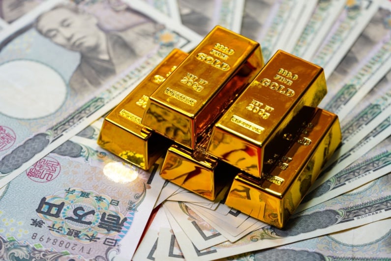 Gold bars on Japanese cash